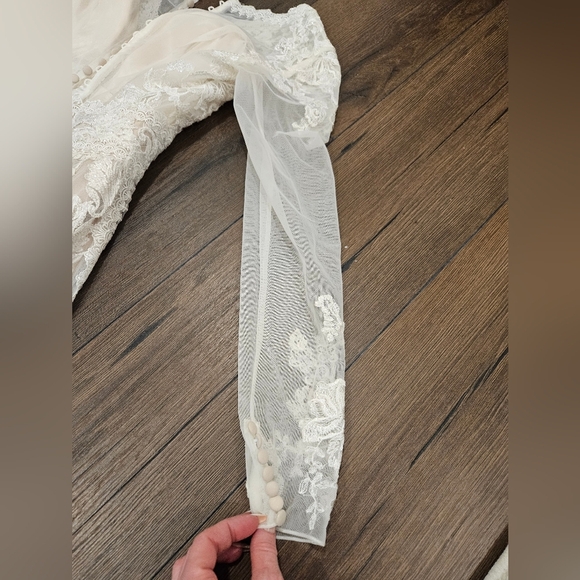 NWT 🔔 Melissa Sweet Sleeved V-Neck Sheath Wedding Dress - SIZE 4 - Picture 7 of 16